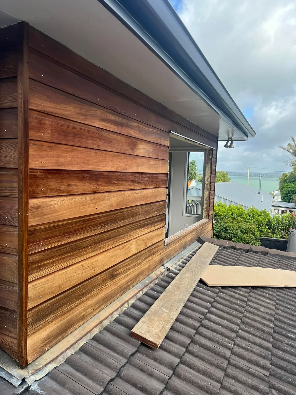 Cedar-clad home extension with a sea view in Auckland